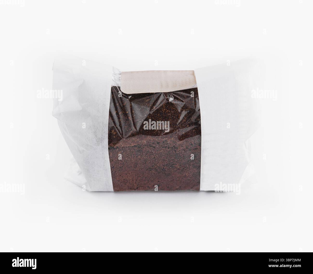 Cibo, la pagnotta appena sfornata di pane marrone scuro è avvolta in plastica trasparente e legata con un'etichetta di carta bianca Foto Stock