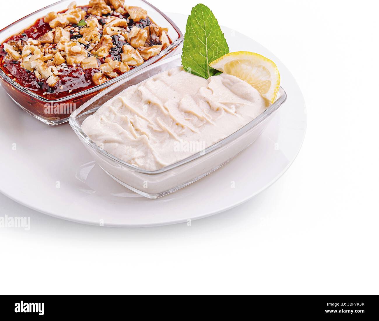 Potrai gustare un'invitante selezione di dessert con un delizioso yogurt accompagnato da una vivace composta di frutta condita con noci. Questo dolce abbinamento è perfetto Foto Stock