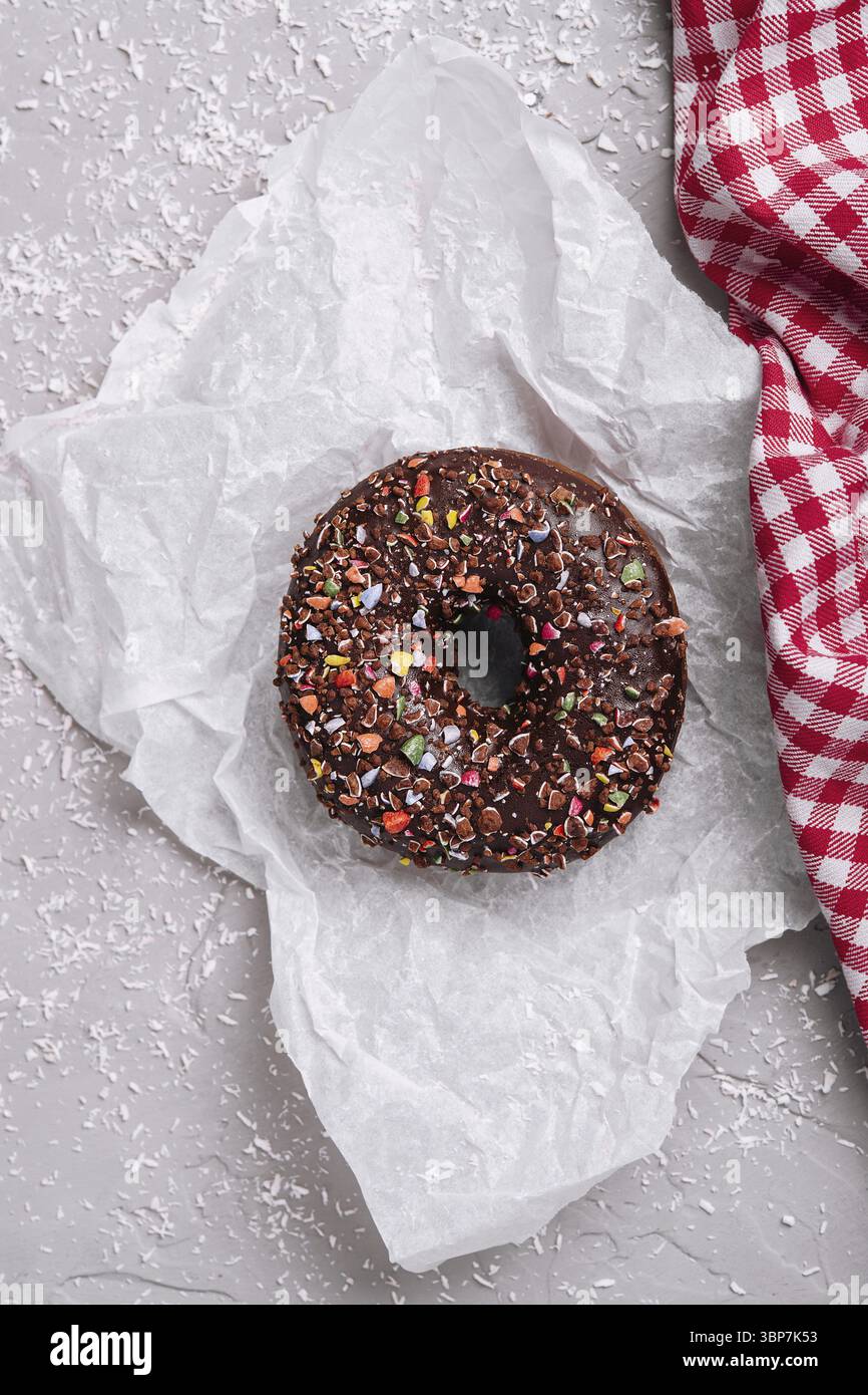 Cibo, ciambella al cioccolato sullo sfondo della vista dall'alto Foto Stock