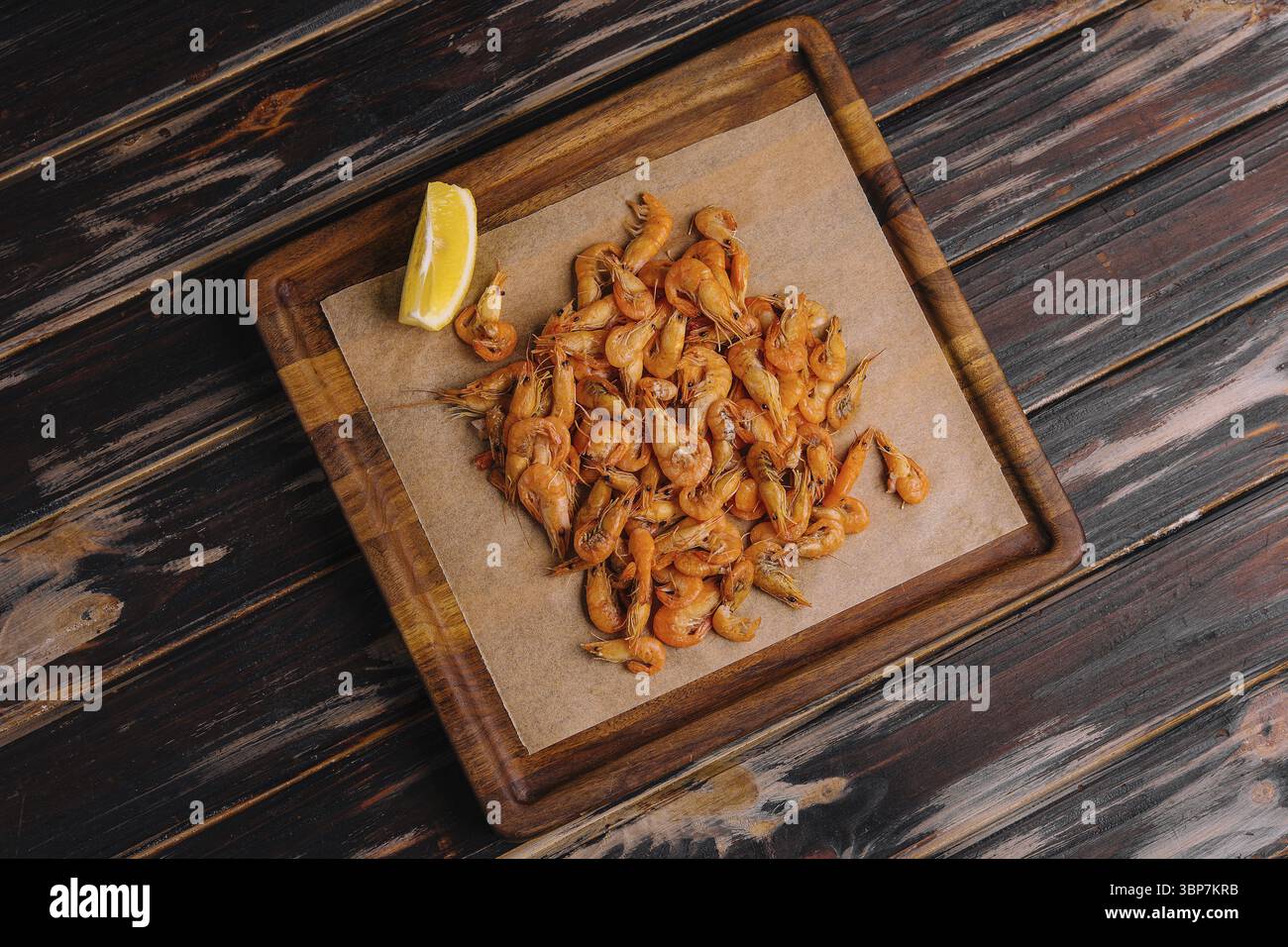 Cibo, piccoli gamberi cotti su vassoio di legno Foto Stock