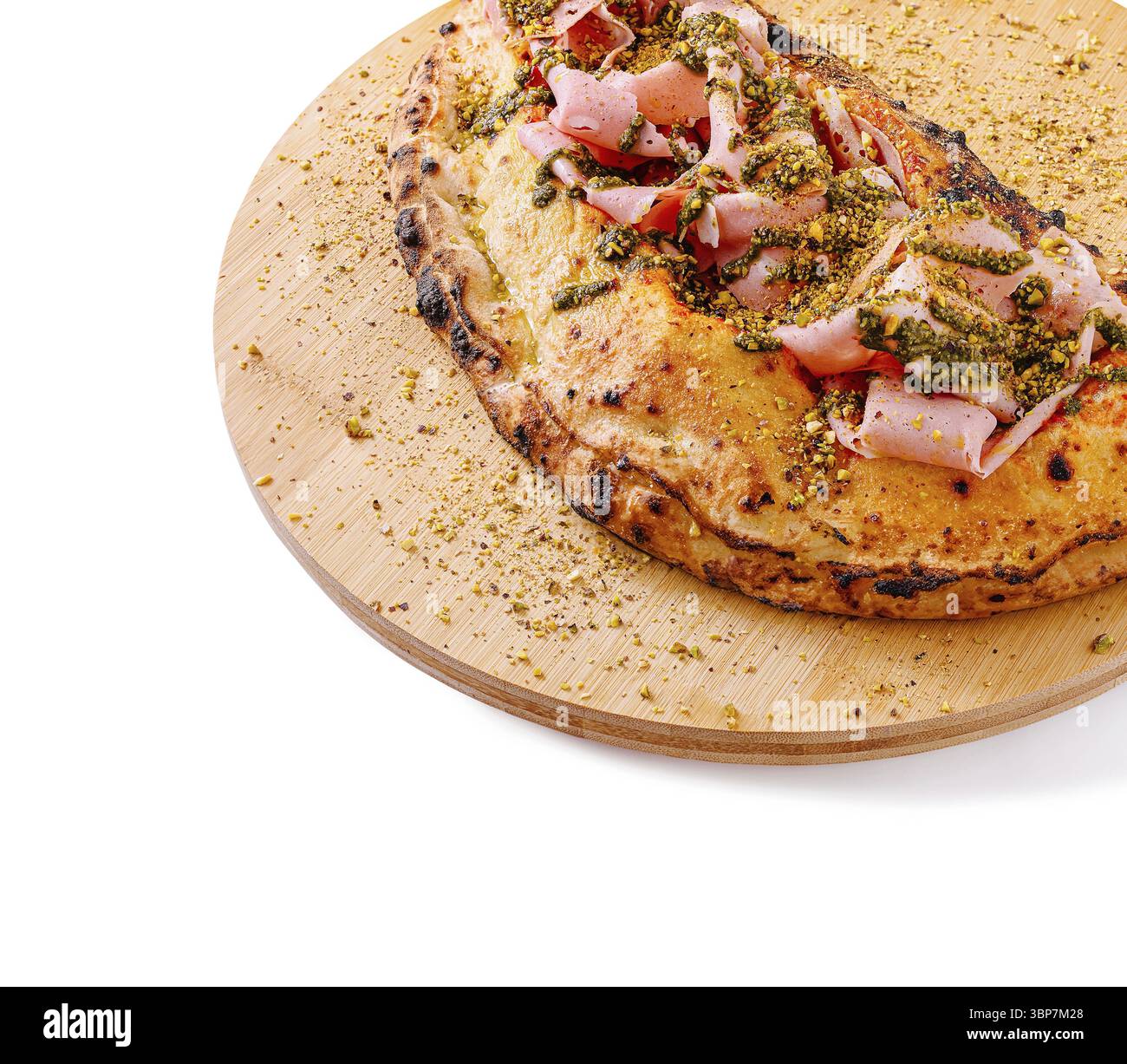 Cibo, focaccia appena sfornata, con un'allettante varietà di prosciutto cosparso di pistacchi schiacciati, servita su un asse di legno, perfetta per un sn saporito Foto Stock