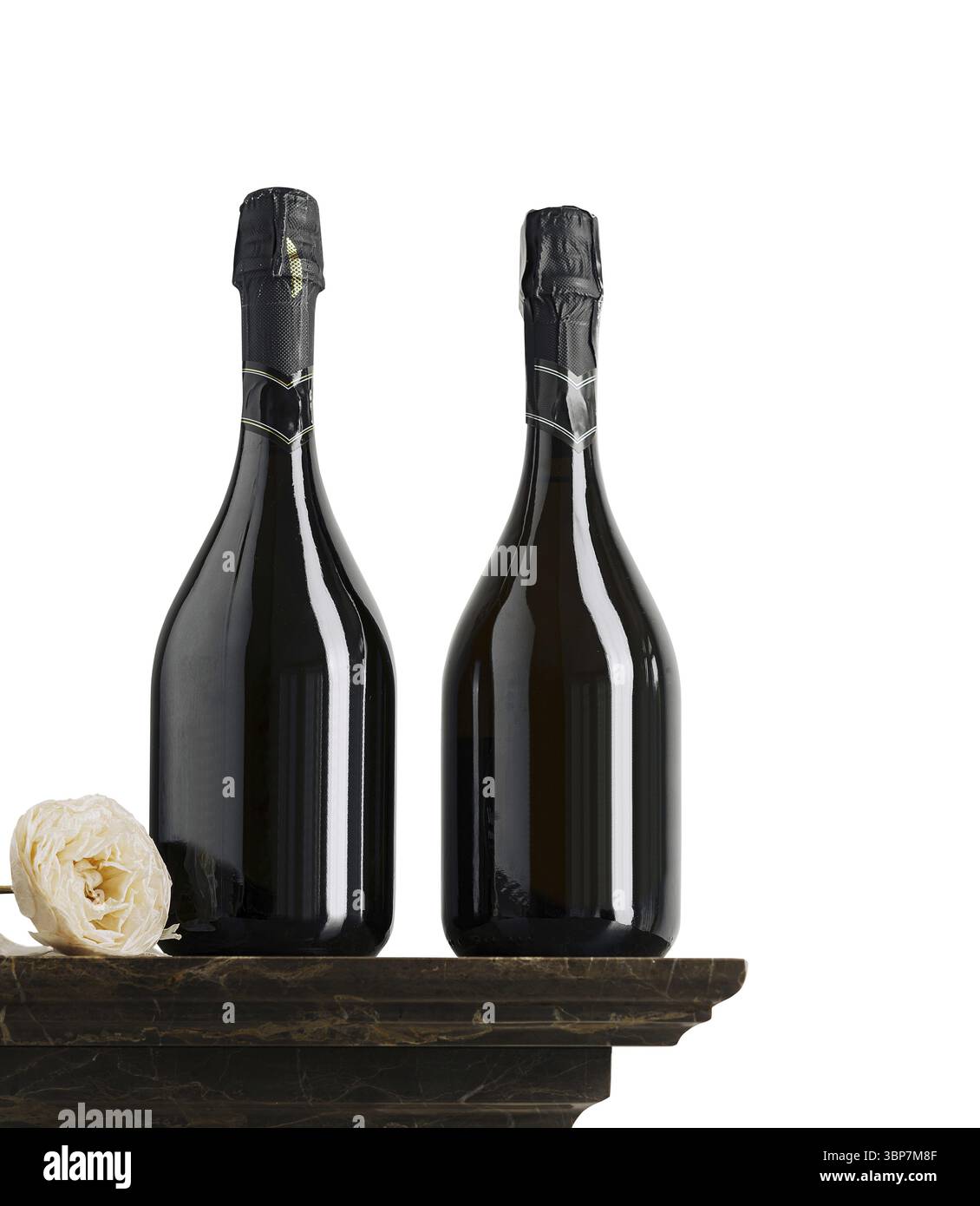 Cibo, due bottiglie di champagne scuro sono posizionate su un ripiano di marmo accanto a un morbido fiore bianco. L'ambiente minimalista mette in risalto l'eleganza del bo Foto Stock