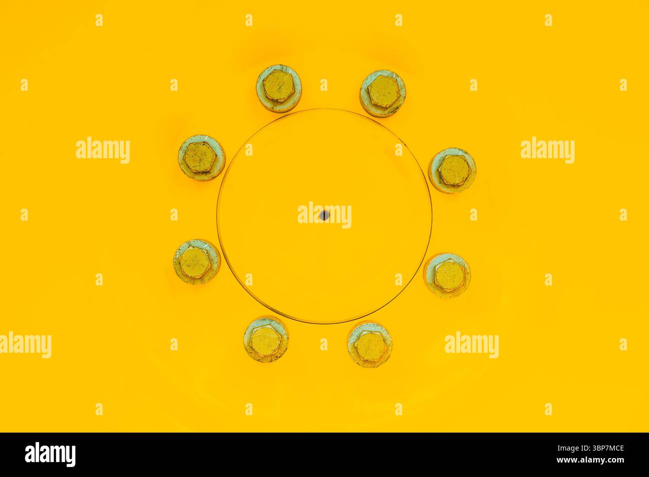 Cerchione della ruota del trattore con controdadi come sfondo Foto Stock