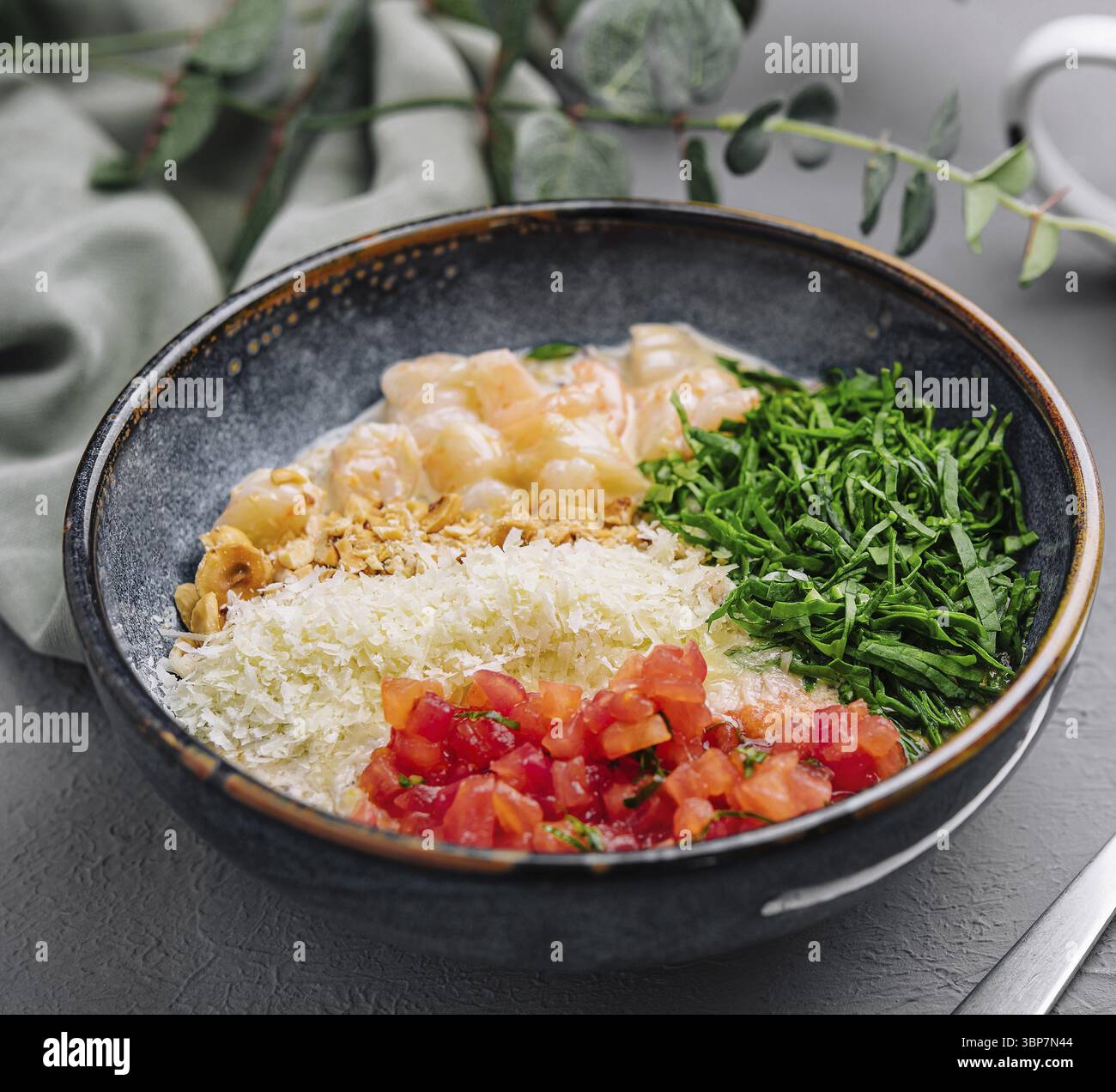 Cibo, sana ciotola con pesce crudo, alghe, riso e verdure fresche Foto Stock