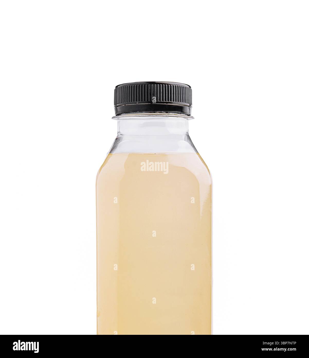 Cibo, Una bottiglia trasparente riempita con una bevanda di colore chiaro è visibile. Il flacone è dotato di un tappo a vite nero che ne sottolinea il design moderno. Il bac Foto Stock