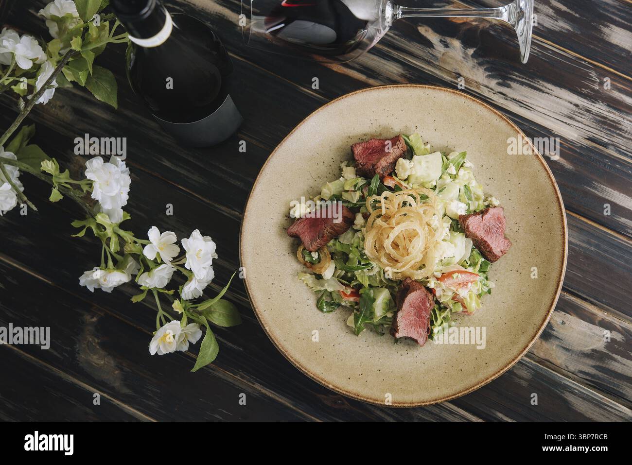 Cibo, seltener Mittlerer Brat-Rindsalat mit gruenem Mix und Wein Foto Stock