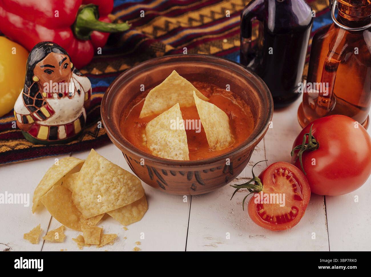 Cibo, Gelbe Tortilla-Chips und salsa auf weissem Tisch Foto Stock