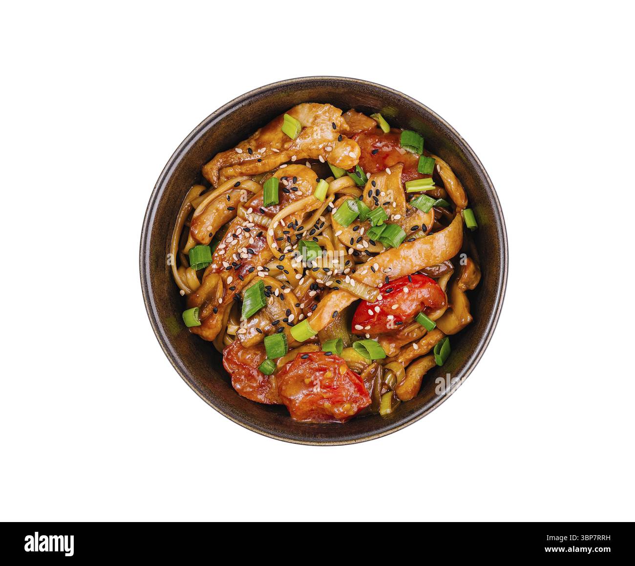 Cibo, vista dall'alto di un gustoso pollo fritto in padella con verdure colorate, guarnito con semi di sesamo Foto Stock