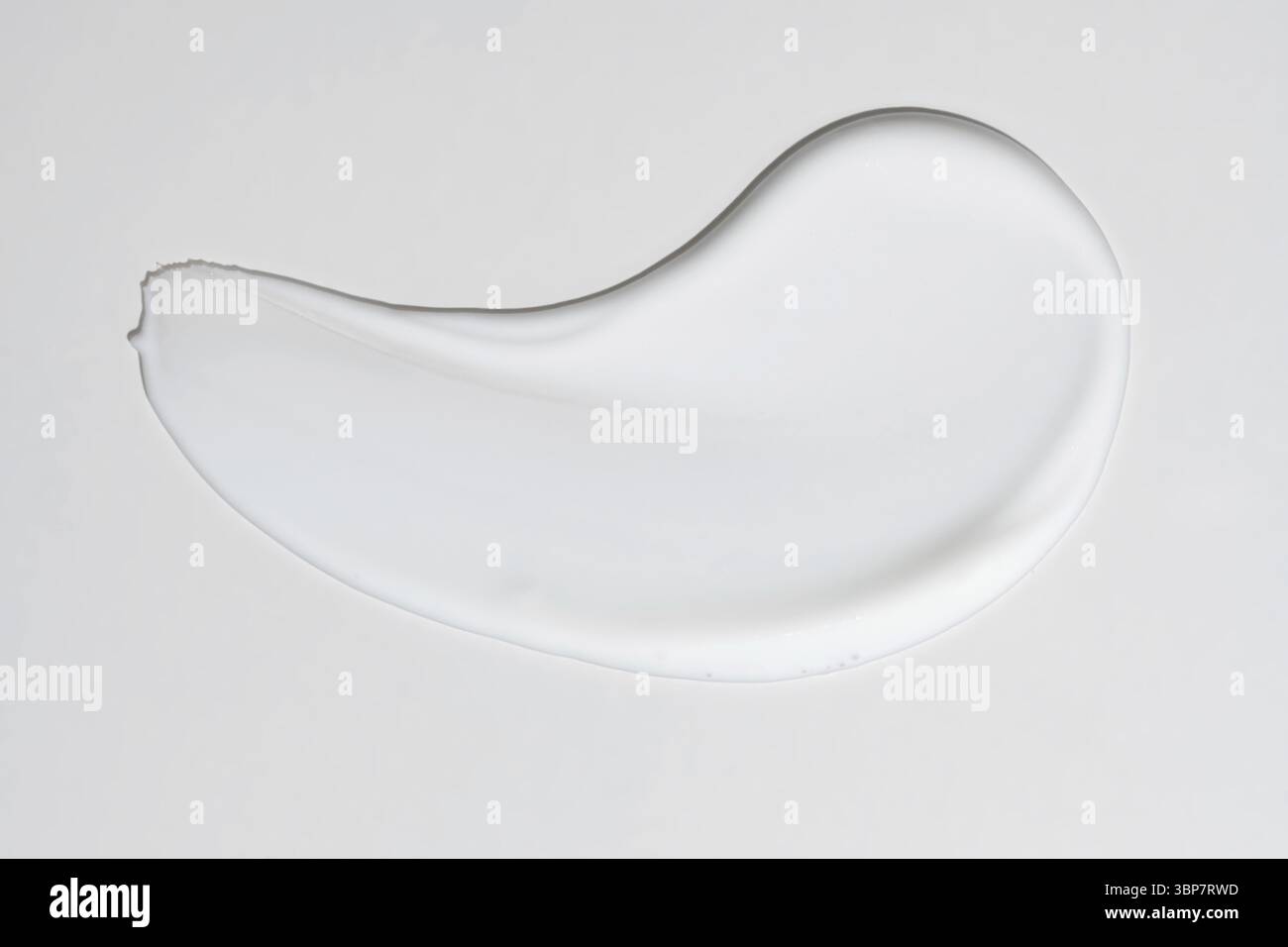 Texture crema cosmetica bianca su sfondo bianco. Striscio di prodotto per la cura della pelle. Lozione, maschera per capelli o altro prodotto cosmetico con spazio di copia Foto Stock