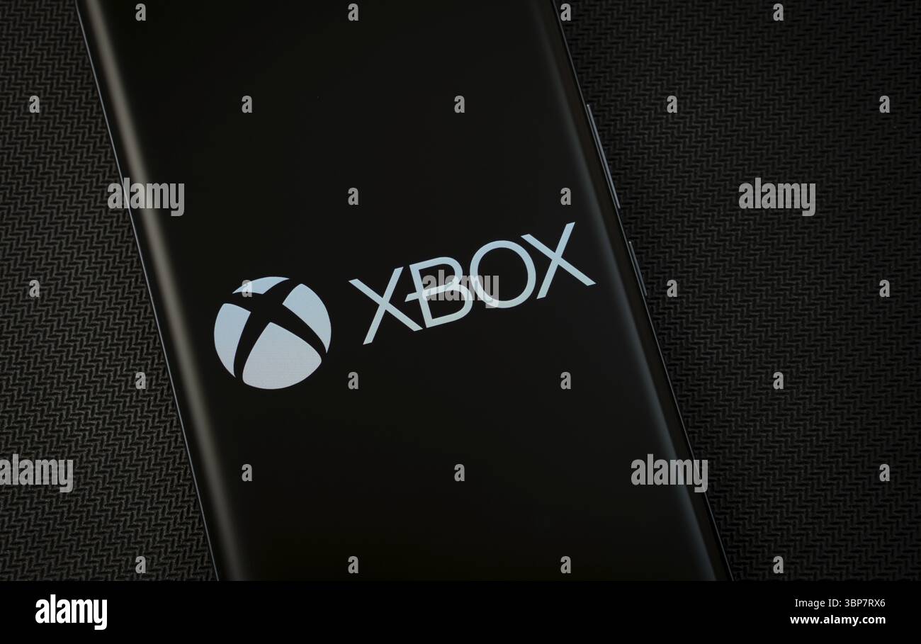 Dhaka, Bangladesh - 4 luglio 2025: Il logo della Xbox viene visualizzato sullo schermo di uno smartphone Foto Stock