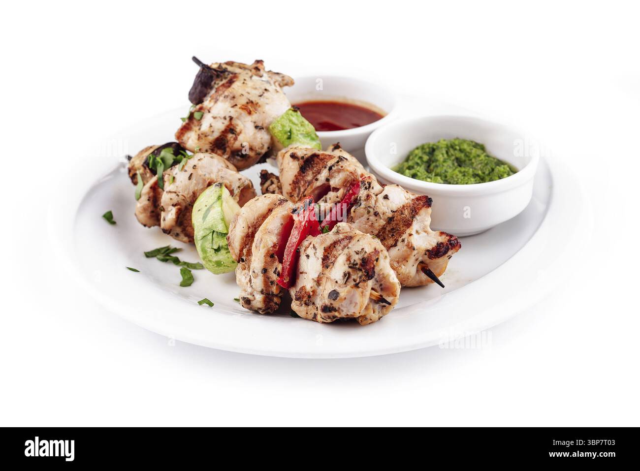 Cibo, spiedini di pollo alla griglia con zucchine, peperoni e salse da immersione sono placcati e pronti per essere gustati Foto Stock