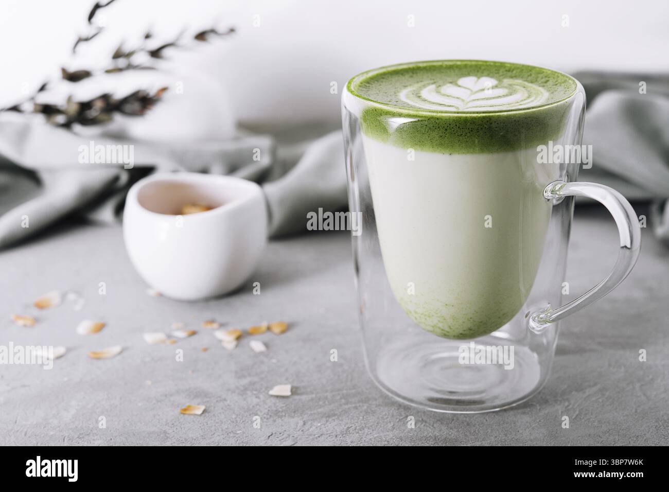 Cibo, latte verde matcha con pistacchi da vicino Foto Stock