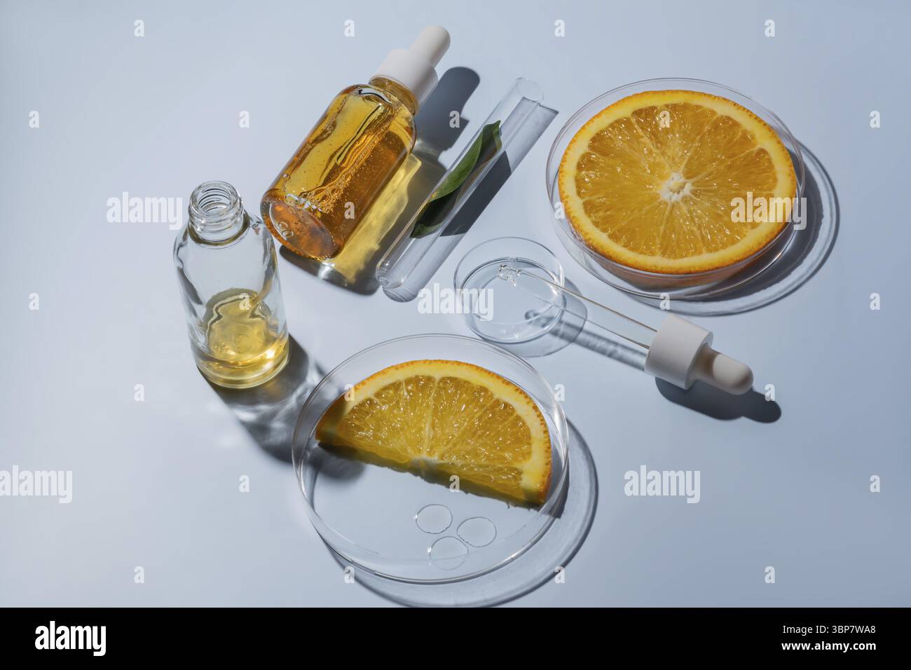 Naturkosmetik hautpflege Serum verpackung mit Orange, hausgemachtem oel und schoenheitsvitaminen. biologisches produkt. behlaschenbehaelter leere, bio s Foto Stock