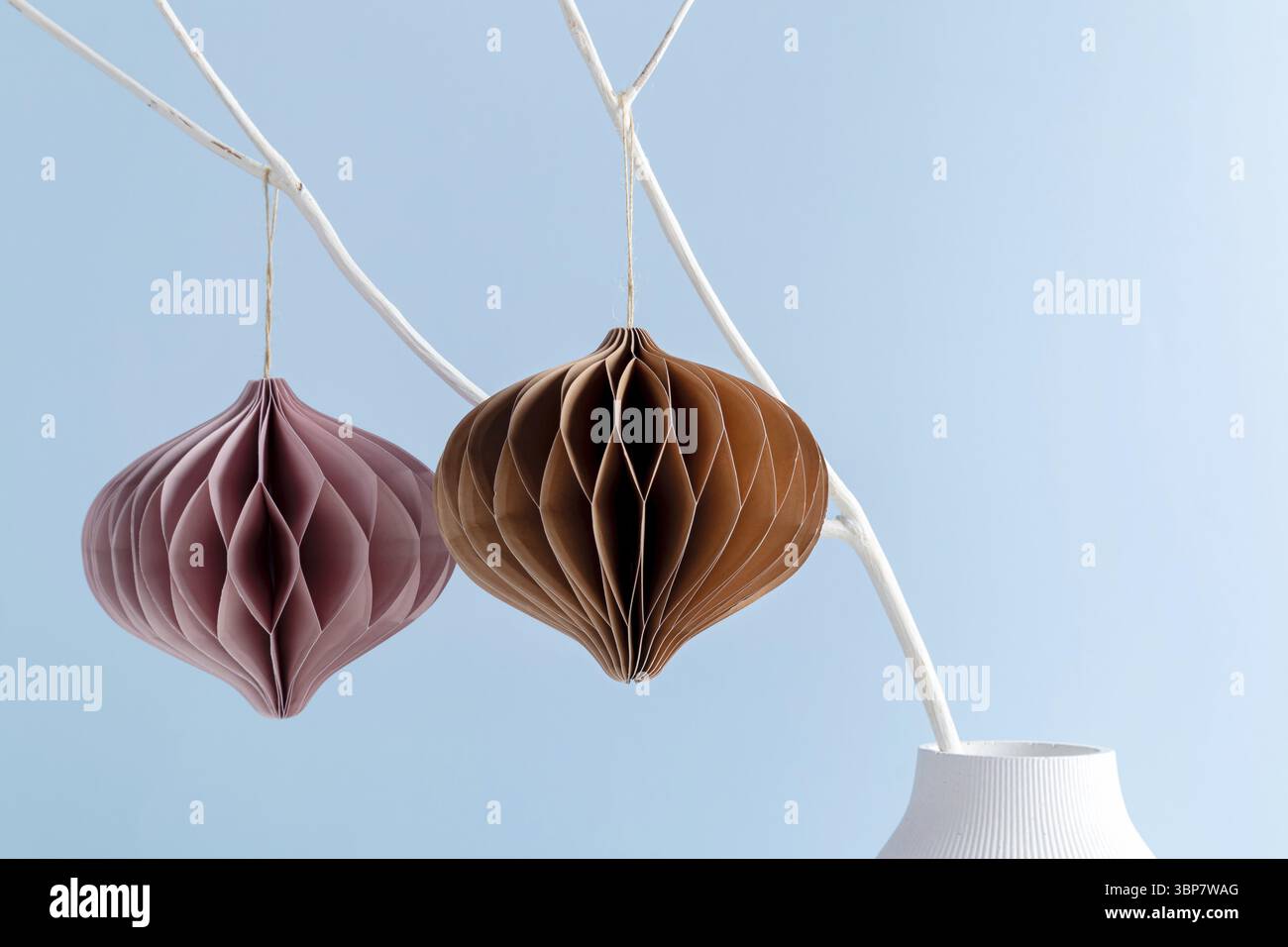 Ornamenti a nido d'ape in carta artigianale natalizia su un ramo bianco su sfondo blu. Design biglietti d'auguri di Natale, mockup di Capodanno Foto Stock Ornamenti a nido d'ape in carta artigianale natalizia su un ramo bianco su sfondo blu. Design biglietti d'auguri di Natale, mockup di Capodanno Foto Stock