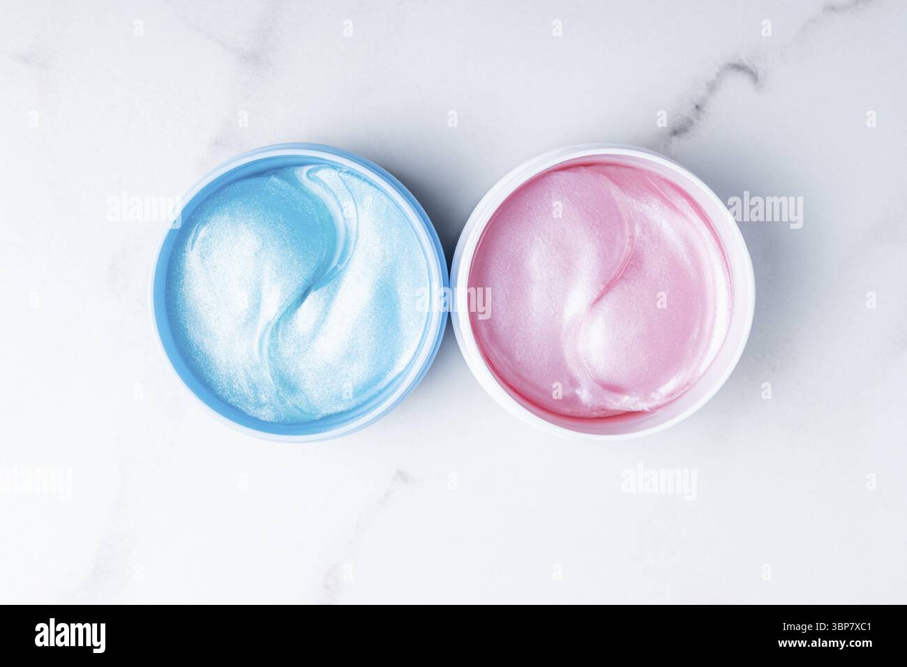 Contenitori con toppe per occhi e viso. Occhielli. collagene per una pelle sana e fresca. Concetto di cura della pelle, maschera idratante anti-età per gli occhi, Hydroge Foto Stock