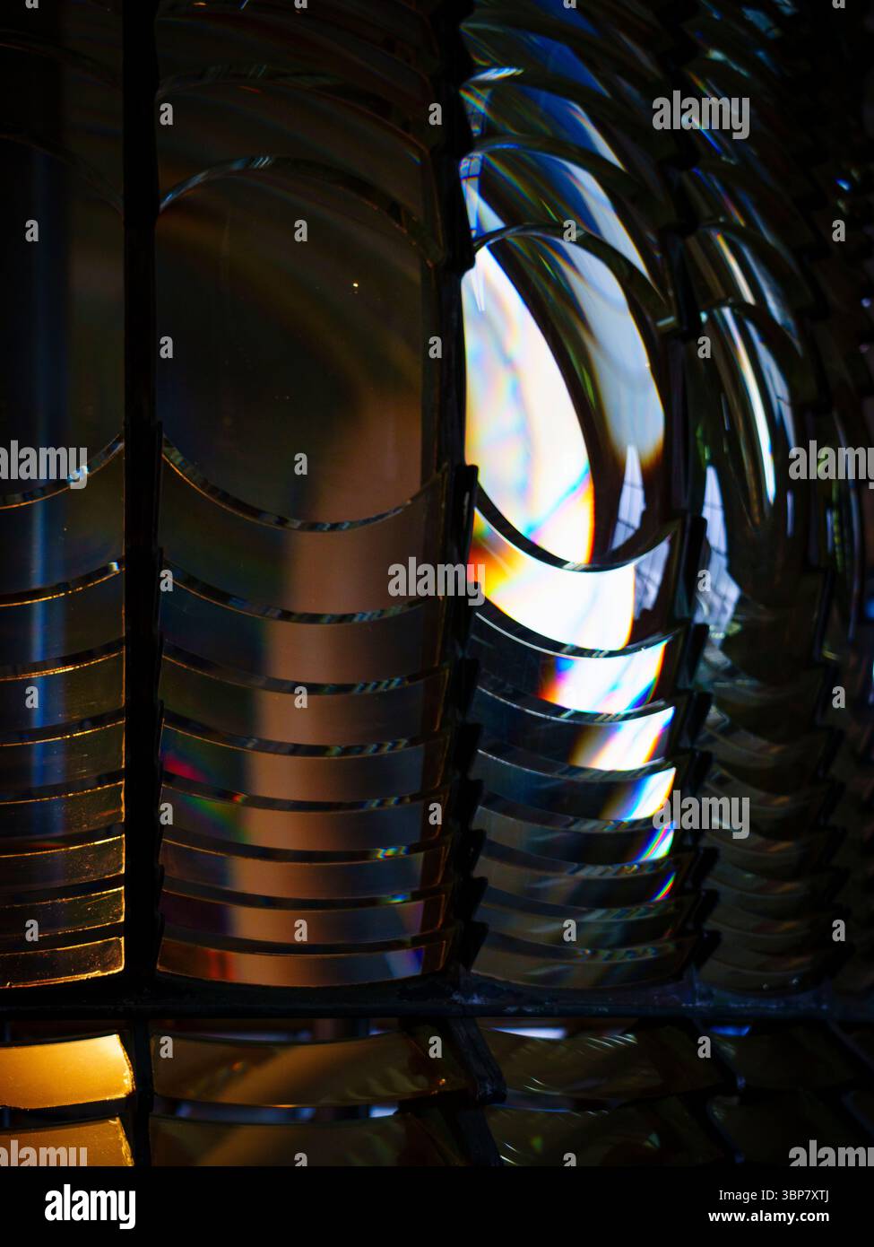 Primo piano foto astratta dell'obiettivo Fresnel con riflessi di luce colorati Foto Stock