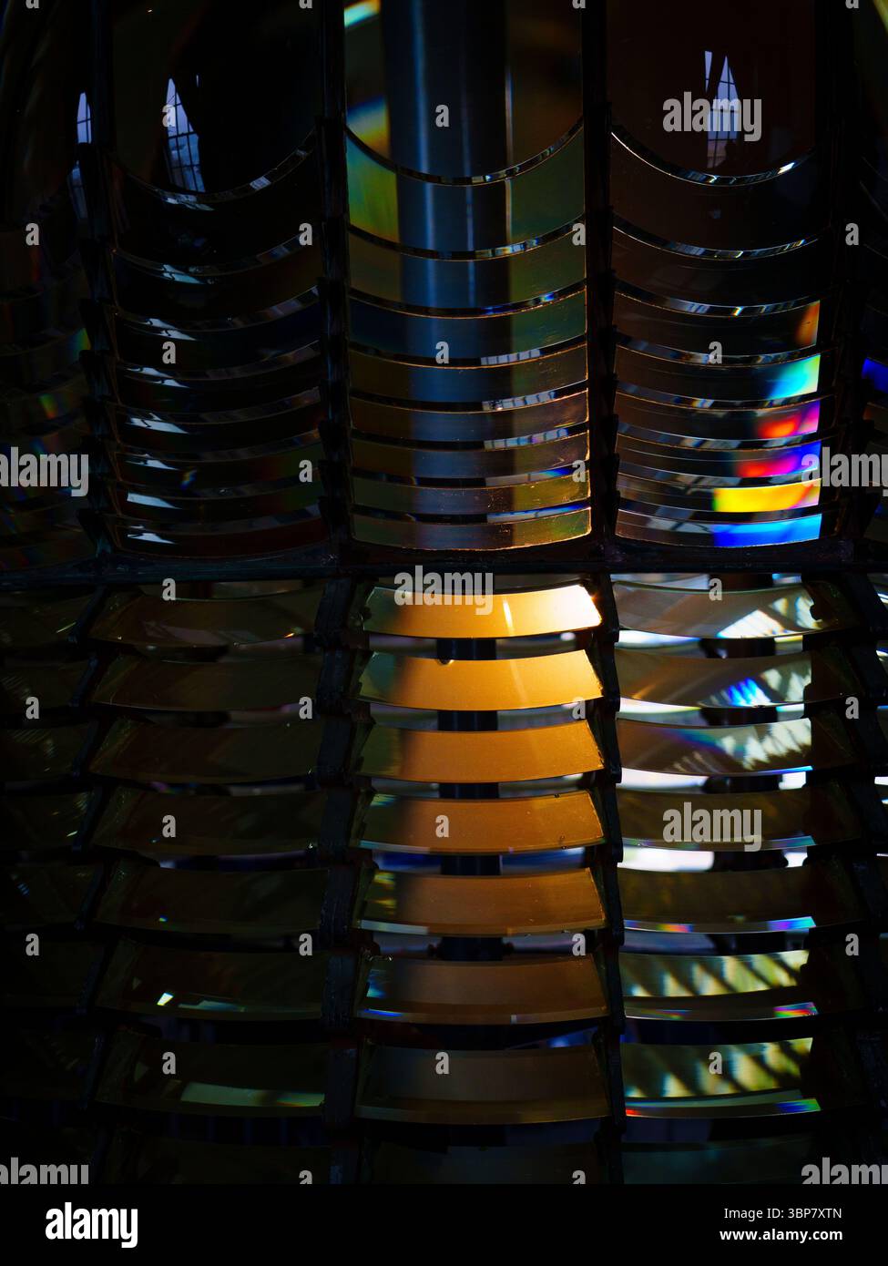 Primo piano foto astratta dell'obiettivo Fresnel con riflessi di luce colorati Foto Stock