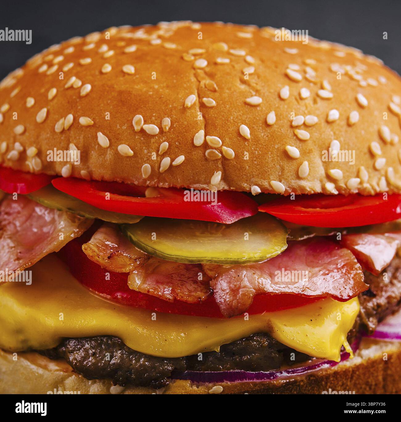 Cibo, hamburger di pancetta con polpettine di manzo da vicino Foto Stock
