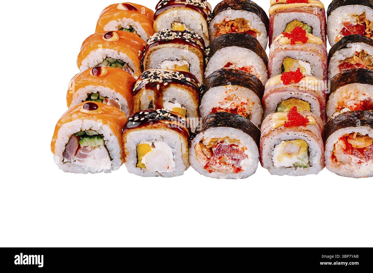 Cibo, sushi fresco con una varietà di ingredienti su sfondo bianco Foto Stock