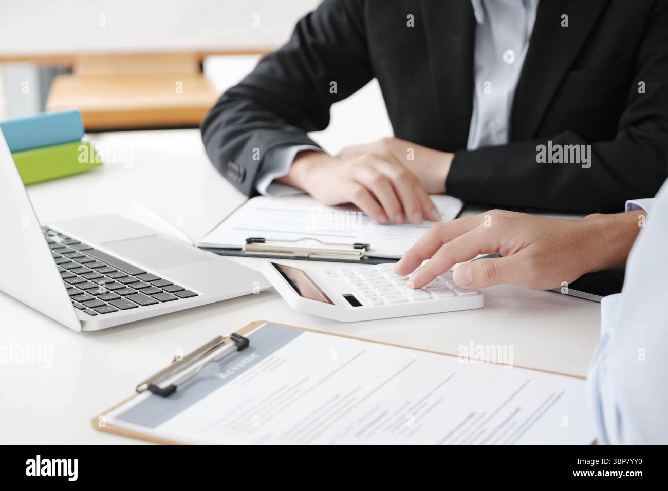 Un candidato ha partecipato a un colloquio di lavoro con un responsabile delle assunzioni, discutendo le qualifiche e le opportunità di impiego Foto Stock