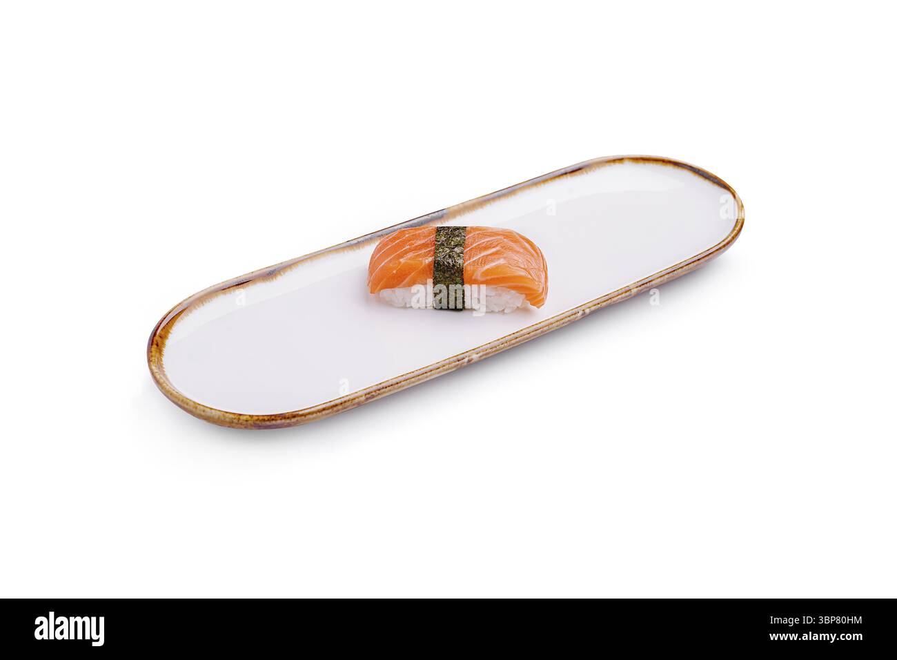 Cibo: Un solo pezzo di nigiri di salmone poggia su un piatto ovale bianco, che mostra il pesce fresco e il riso. L'estetica mette in risalto la semplicità di Japa Foto Stock