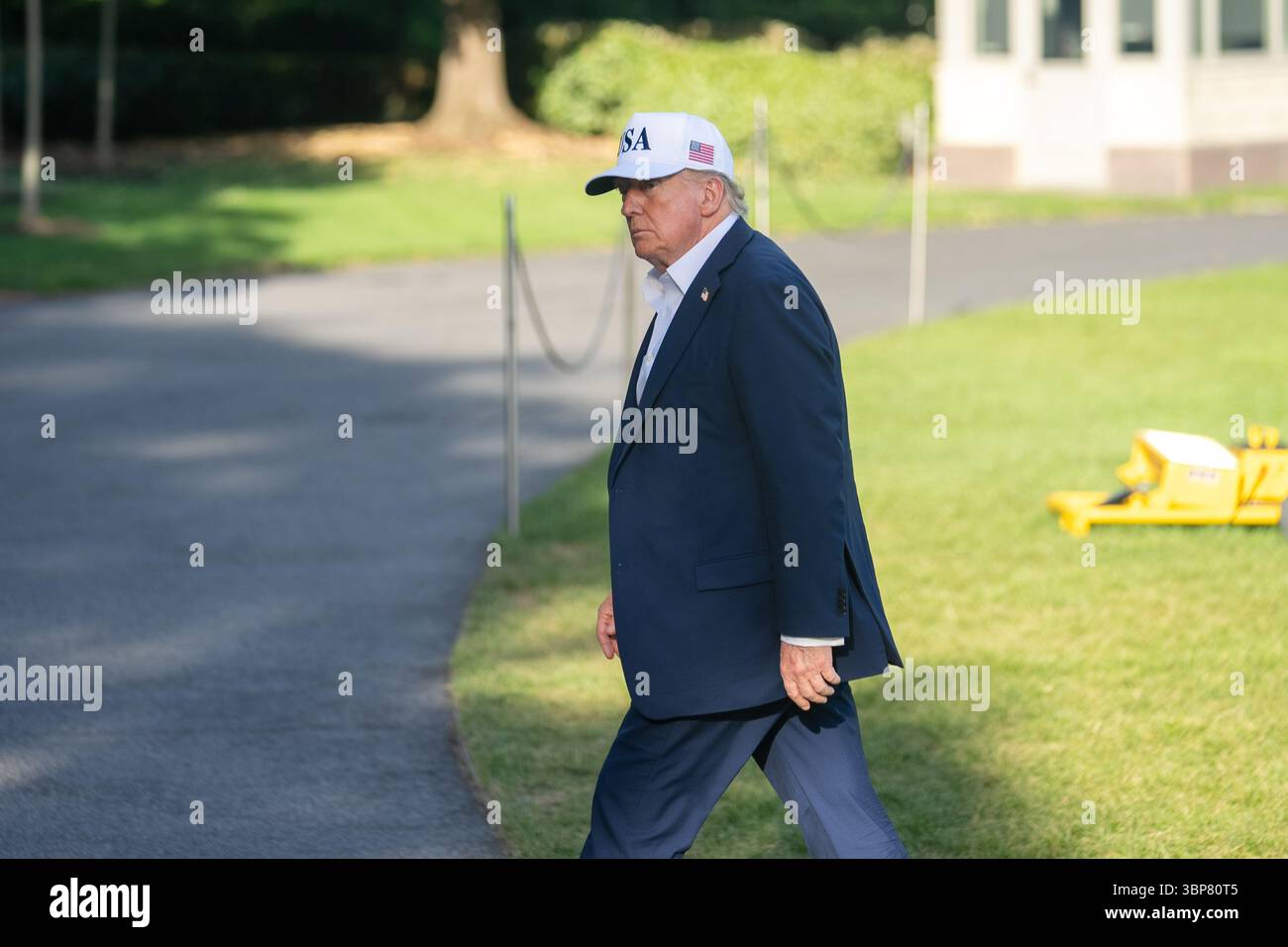 Washington, Stati Uniti. 6 luglio 2025. Il presidente degli Stati Uniti Donald Trump torna alla Casa Bianca a Washington, DC, Stati Uniti, 6 luglio 2025. Il 6 luglio, Trump ha respinto le critiche sul fatto che i tagli al bilancio della sua amministrazione ai servizi meteorologici della nazione avevano giocato un ruolo nelle inondazioni mortali in Texas. Fino a 80 persone sono morte mentre più di 40 persone sono scomparse domenica, tre giorni dopo ore di pioggia intensa ha portato a gravi inondazioni improvvise nello stato centro-meridionale del Texas, come hanno detto le autorità domenica pomeriggio. Crediti: HU Yousong/Xinhua/Alamy Live News Foto Stock