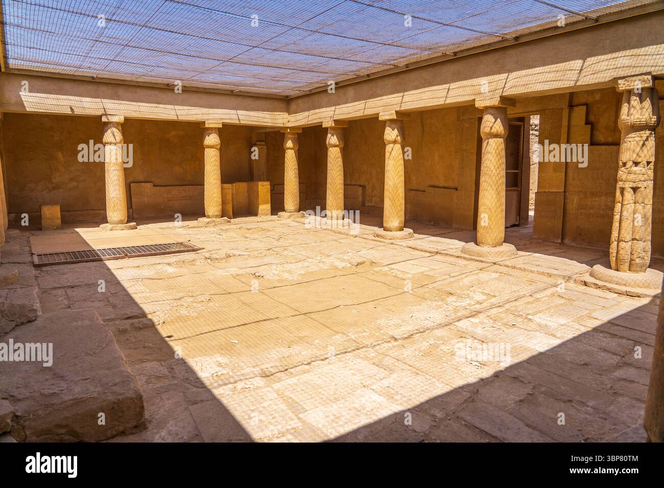 Tomba di Horemheb: Portico del secondo cortile Foto Stock