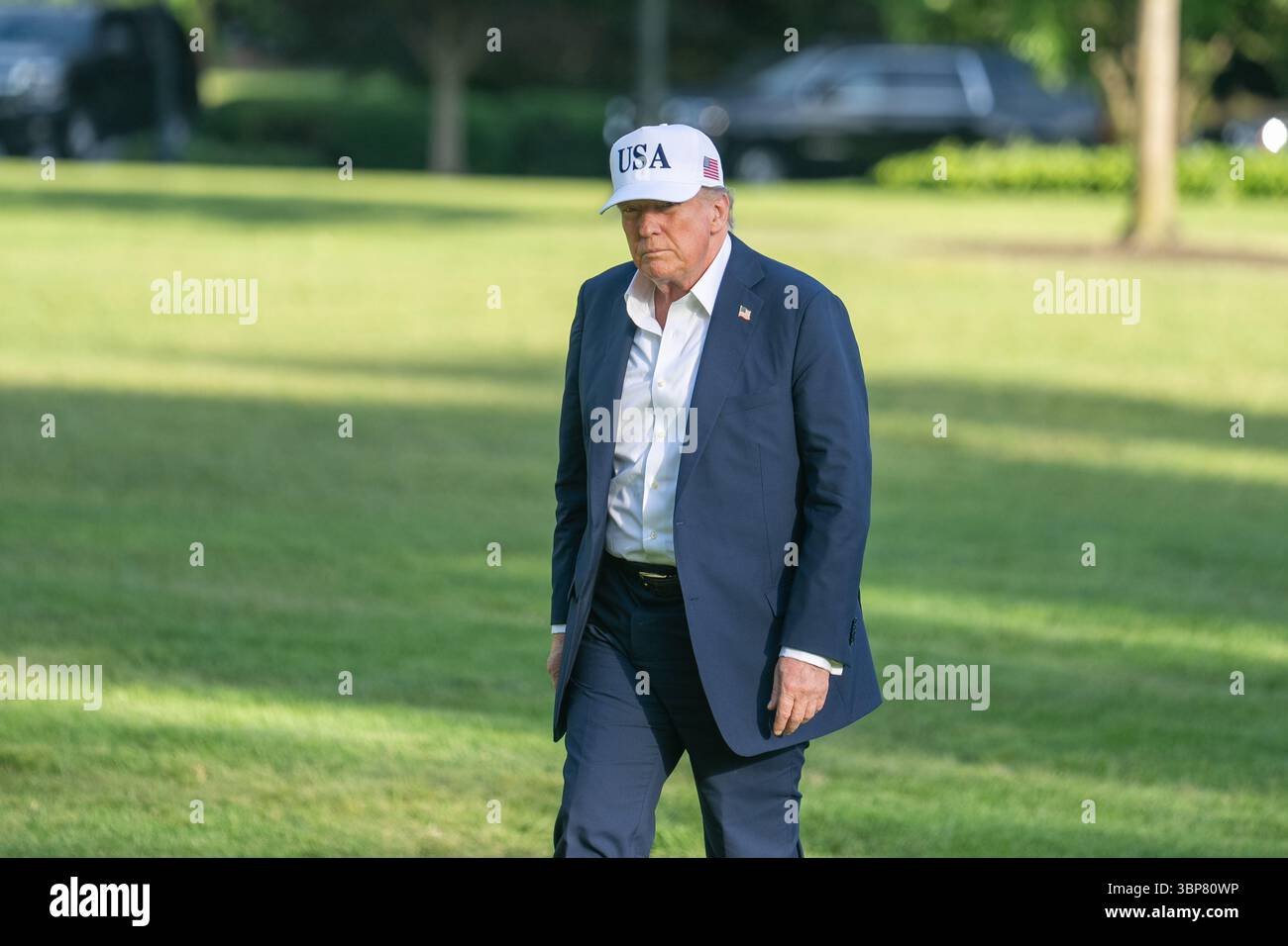 Washington, Stati Uniti. 6 luglio 2025. Il presidente degli Stati Uniti Donald Trump torna alla Casa Bianca a Washington, DC, Stati Uniti, 6 luglio 2025. Il 6 luglio, Trump ha respinto le critiche sul fatto che i tagli al bilancio della sua amministrazione ai servizi meteorologici della nazione avevano giocato un ruolo nelle inondazioni mortali in Texas. Fino a 80 persone sono morte mentre più di 40 persone sono scomparse domenica, tre giorni dopo ore di pioggia intensa ha portato a gravi inondazioni improvvise nello stato centro-meridionale del Texas, come hanno detto le autorità domenica pomeriggio. Crediti: HU Yousong/Xinhua/Alamy Live News Foto Stock