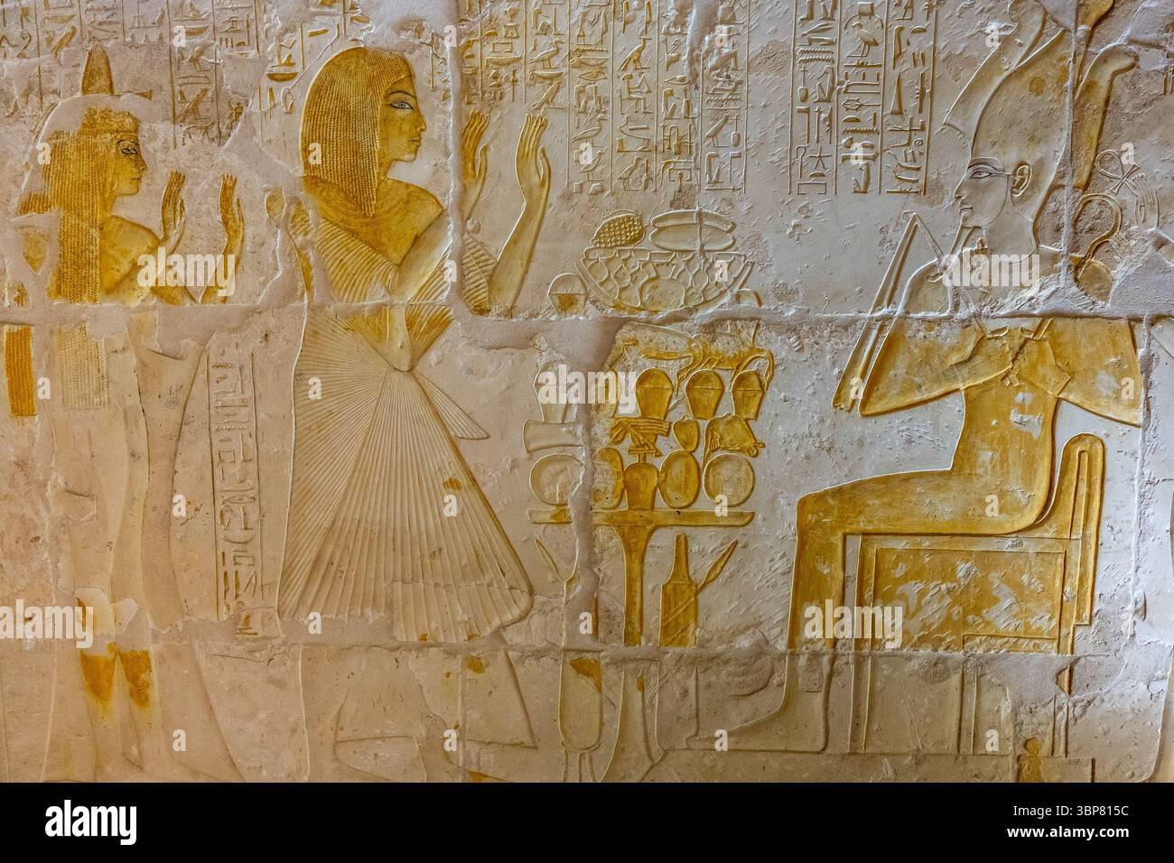Tomba di Maia e Meryt a Saqqara: Maya e sua moglie Meryt rendono omaggio al dio Osiride Foto Stock