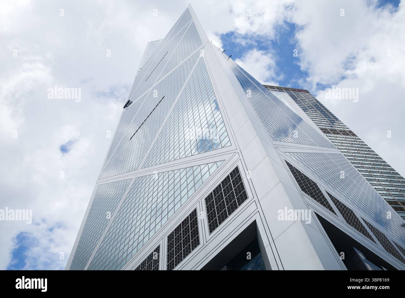 Hong Kong - 15 luglio 2017: Torre Bank of China. Splendida vista di un grattacielo alto e contemporaneo con design in vetro e acciaio sotto il cielo blu Foto Stock