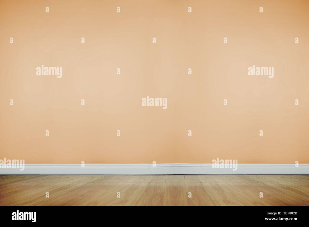 Le camere vuote presentano un design piatto, pareti beige sopra la base bianca e pavimento in legno Foto Stock