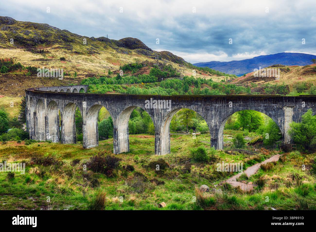 Glenfinnan Viadotto al tramonto drammatico, paesaggio scozzese, Regno Unito Foto Stock