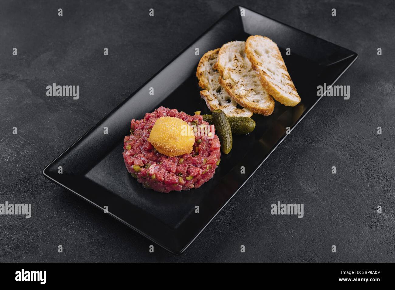 Cibo, tartare di manzo con cetrioli salati e pane alla griglia Foto Stock