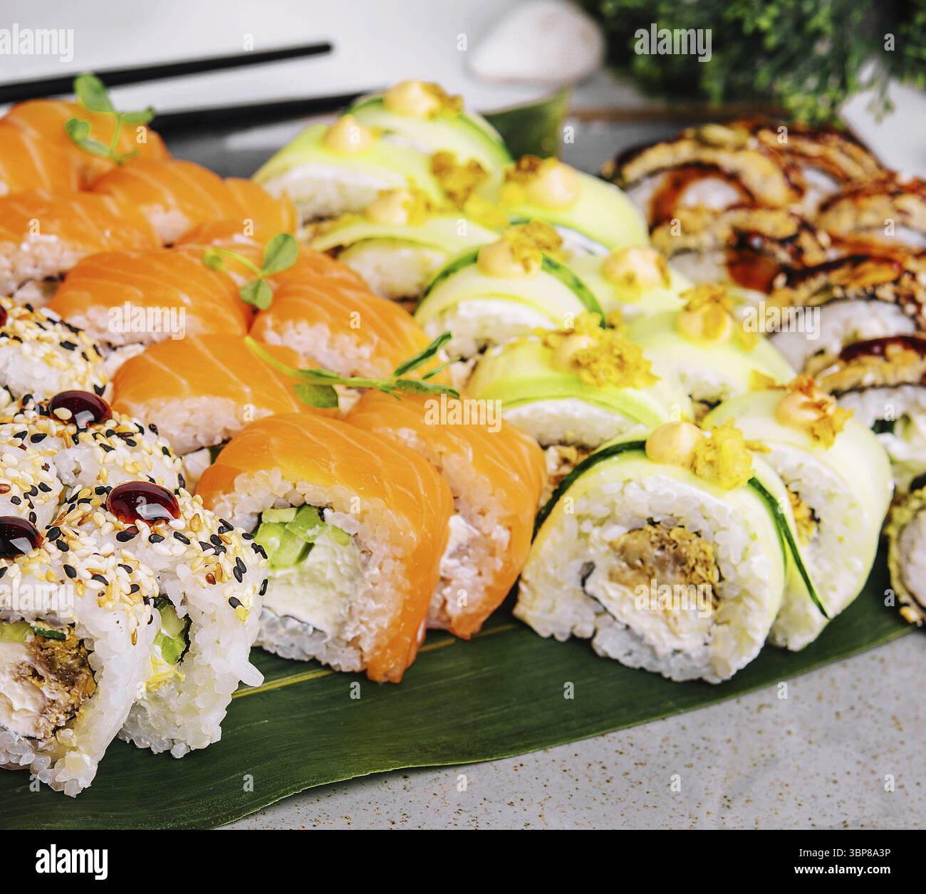 Cibo, diversi tipi di sushi giapponese su piatto Foto Stock