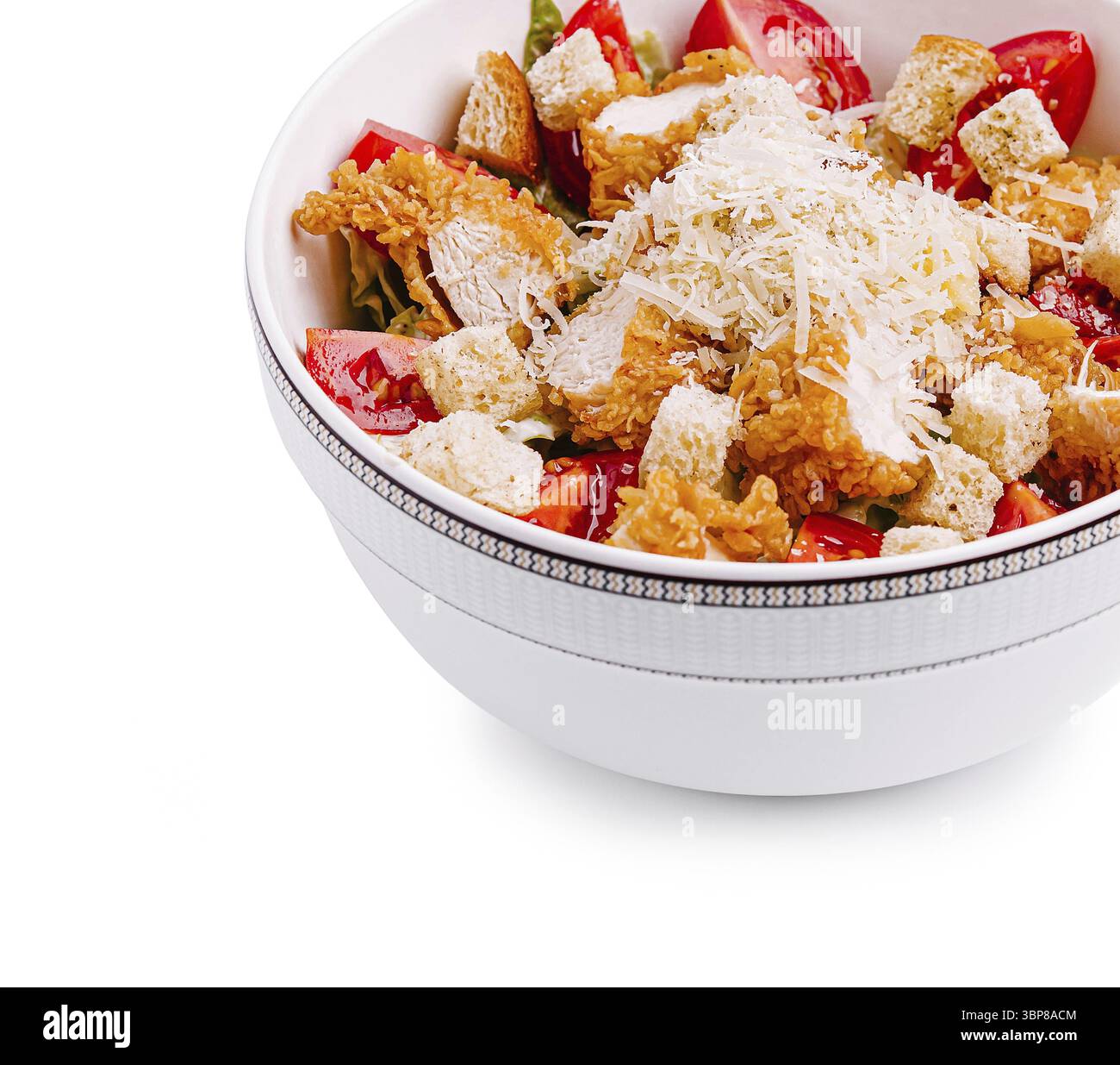 Cibo, Un'insalata vivace con strisce di pollo croccanti, pomodori ciliegini e croccanti croccanti ricoperti di parmigiano grattugiato. Perfetto per la salute Foto Stock