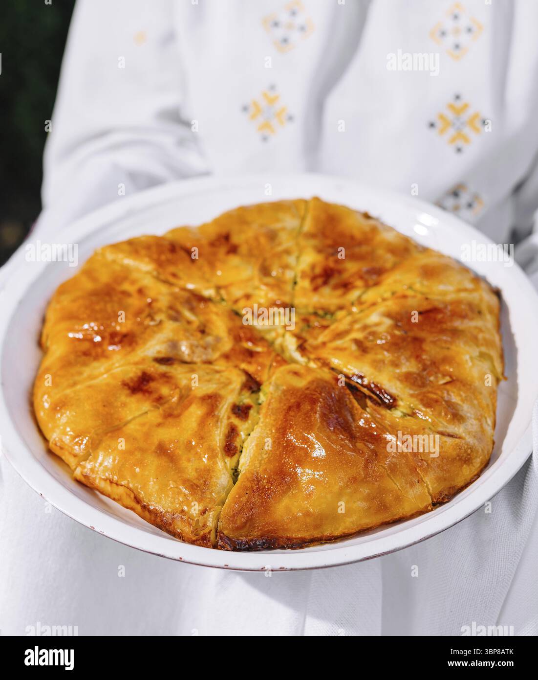 Cibo, primo piano di una deliziosa torta fatta in casa tenuta con un abbigliamento tradizionale Foto Stock