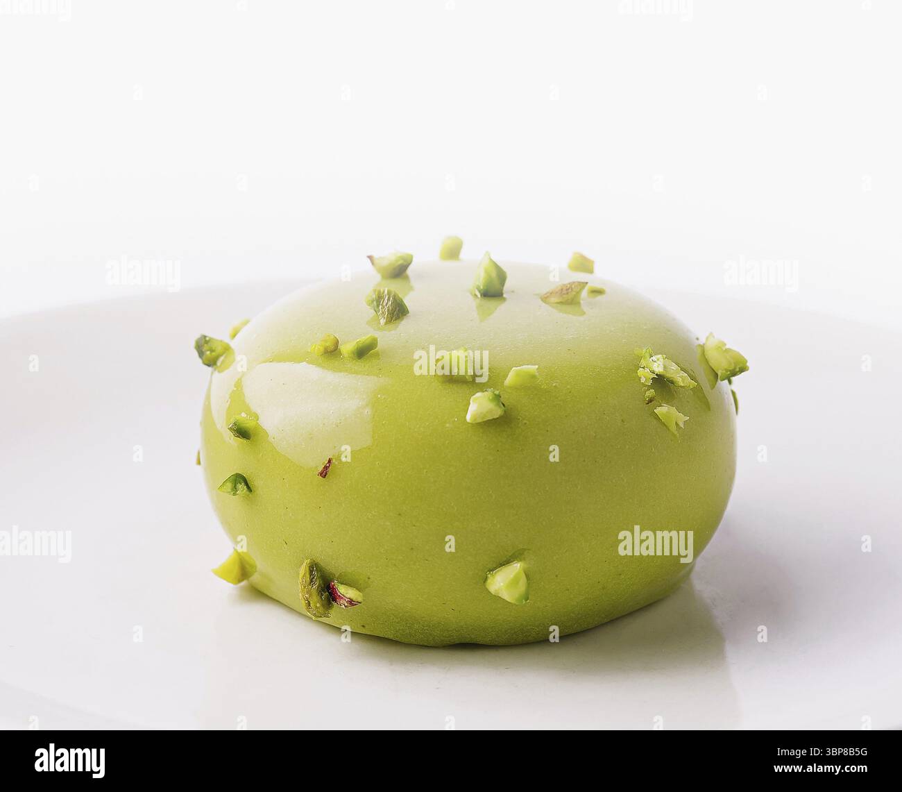 Cibo, sofisticato dessert gourmet di mele verdi guarnito con fiori commestibili, presentato su un piatto bianco pulito Foto Stock