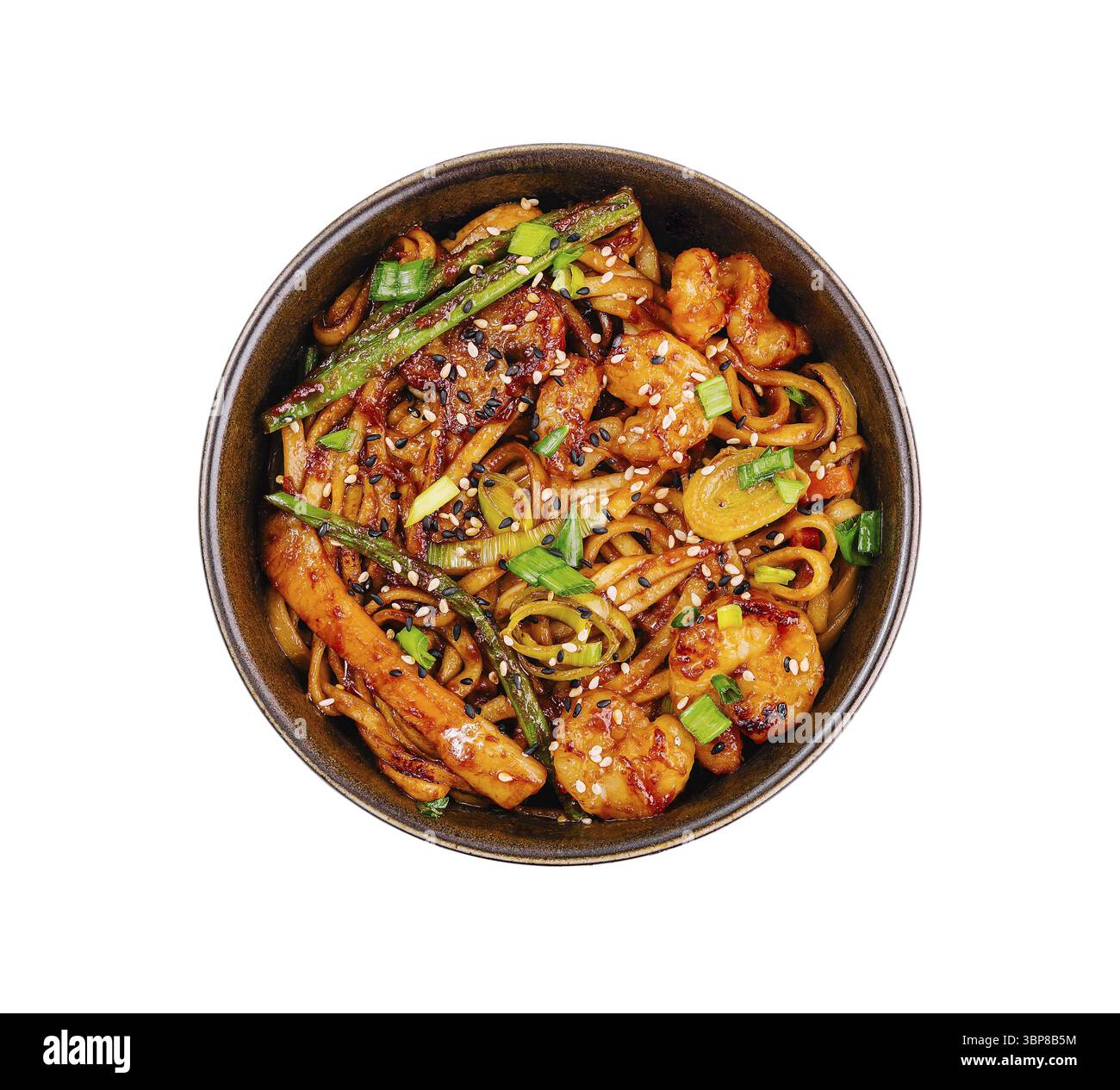 Cibo, vista dall'alto di una salata ciotola di spaghetti saltati con gamberi e verdure, isolata sul bianco Foto Stock