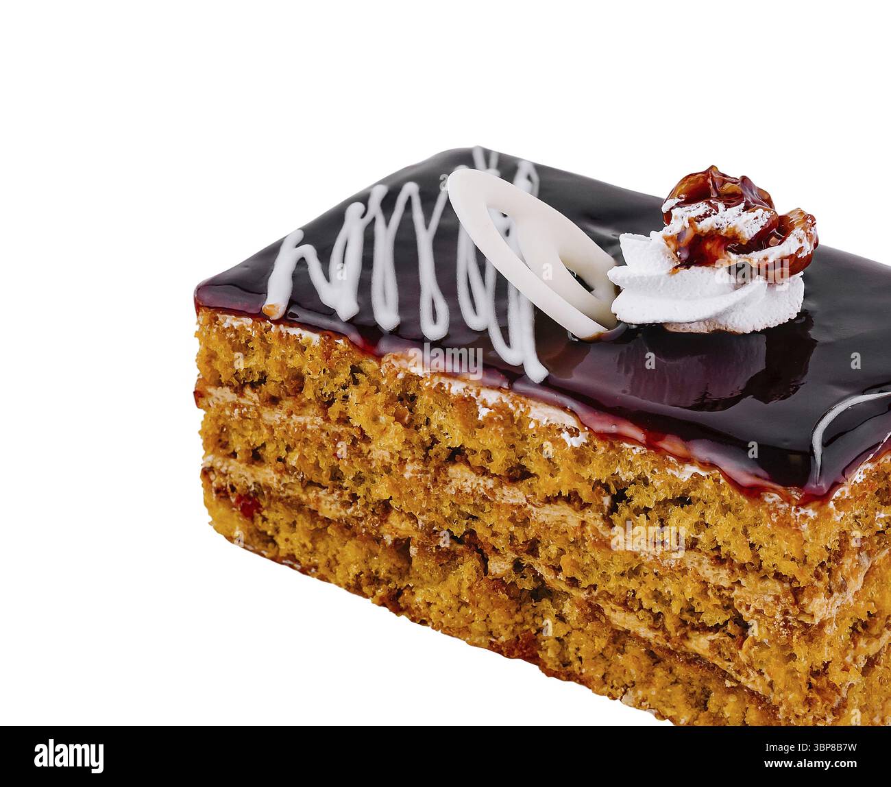 Cibo, fetta di torta in spugna a strati con guarnizione al cioccolato è decorata con ricci di cioccolato bianco, panna montata e noci Foto Stock