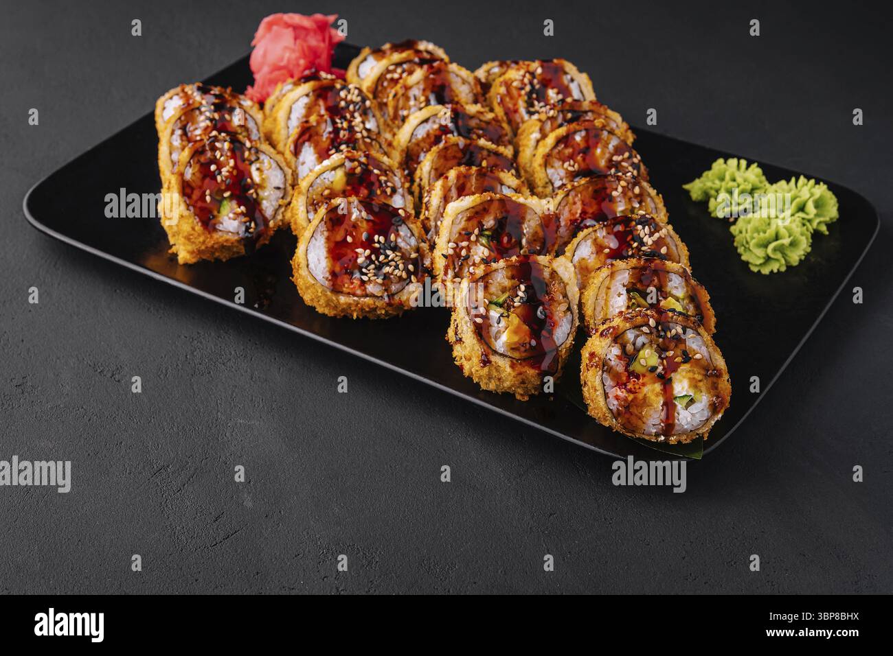 Cibo, Warmes Sushi mit Ingwer und Wasabi auf einer schwarzen Steinplatte serviert Foto Stock