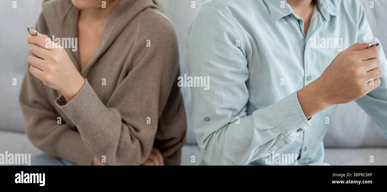Litigio, divorzio. marito e moglie tolgono l'anello sposato. Coppie disperate e deludenti dopo il matrimonio. Documento di divorzio, sconvolto e frustrato dopo Foto Stock