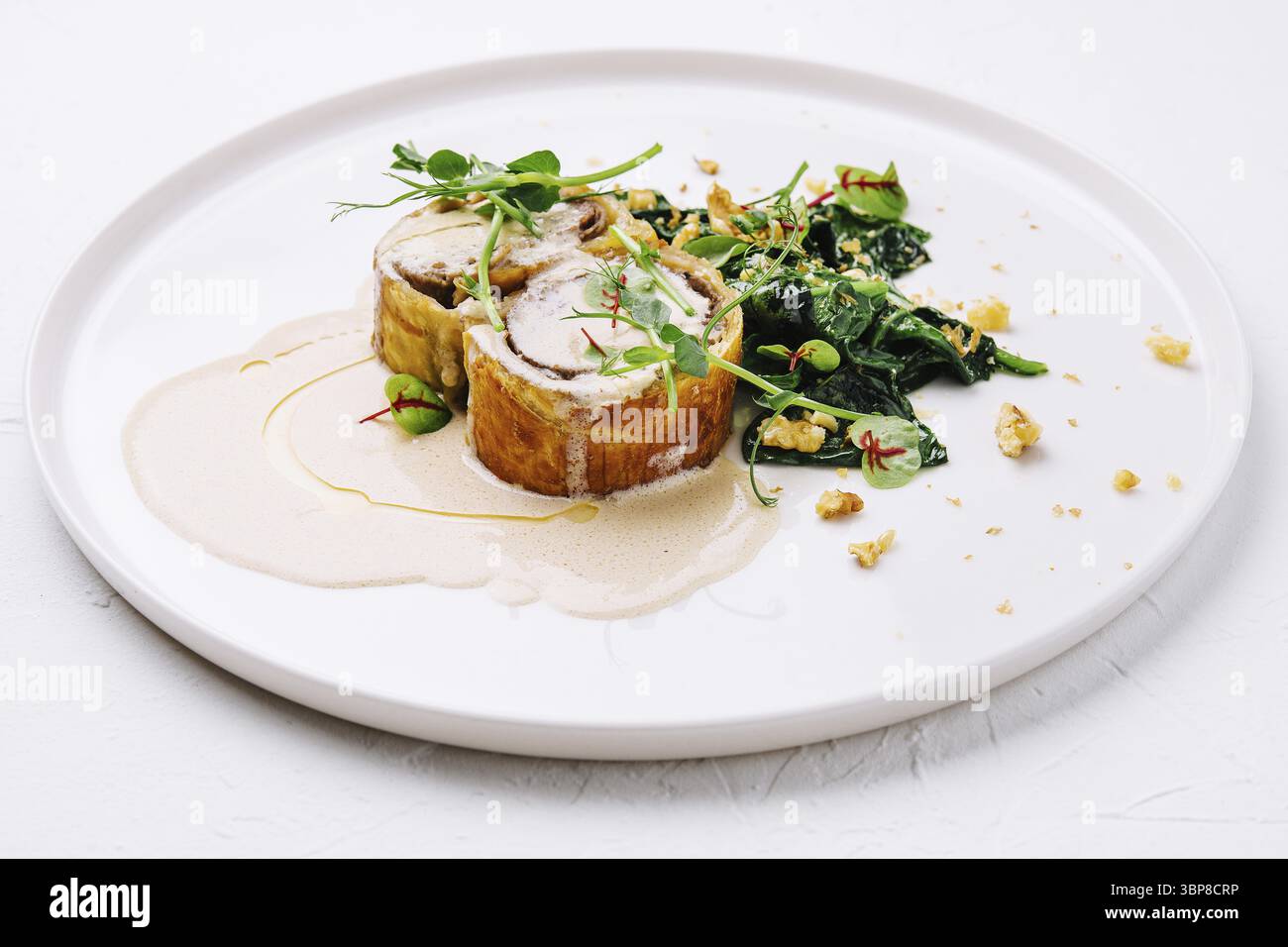 Cibo, polpettone con salsa di funghi e insalata di noci Foto Stock