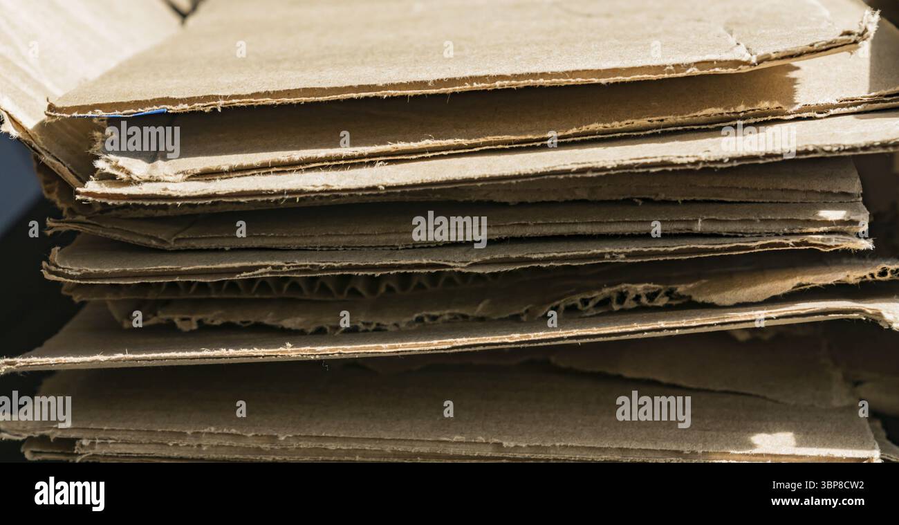 Sfondo delle trame di cartone di carta impilate pronte per il riciclaggio Foto Stock