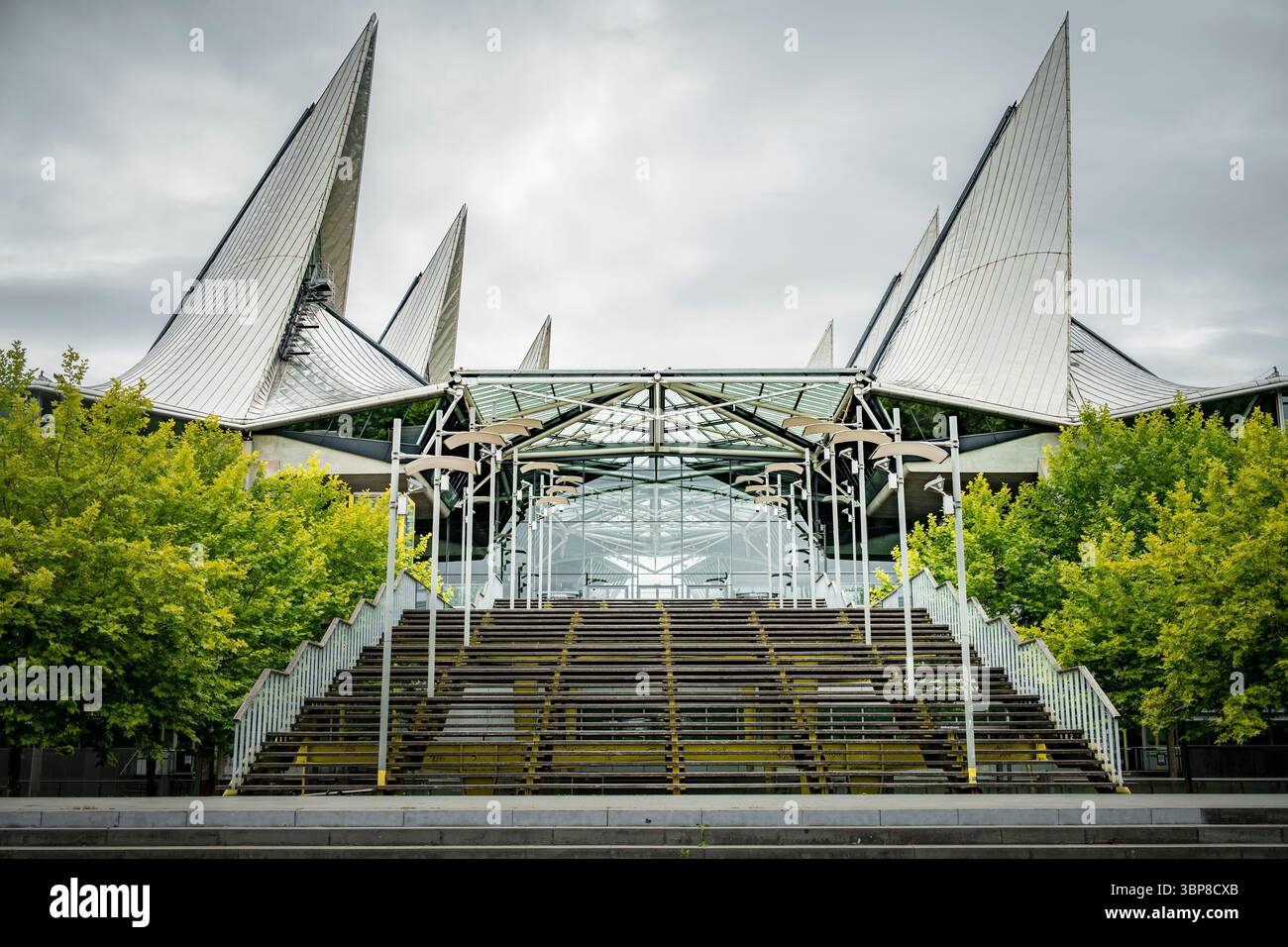 Anversa, Belgio, 5 luglio 2025: Veduta sulle scale del Palazzo di giustizia su Bolivarplaats ad Anversa, Belgio. High-Tech Architecture Design di Richard RO Foto Stock