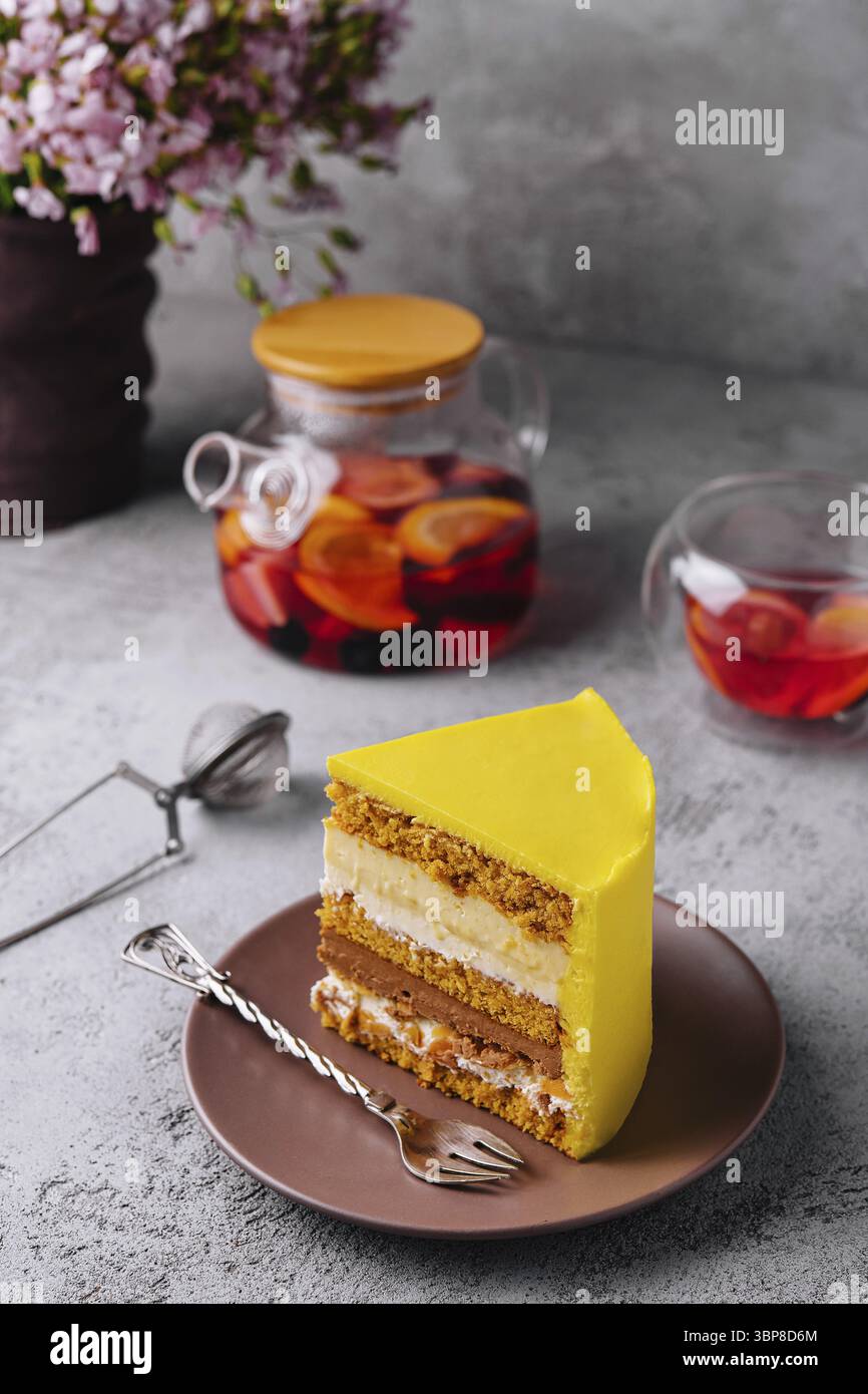 Cibo, gustosa mousse di mango sul piatto Foto Stock