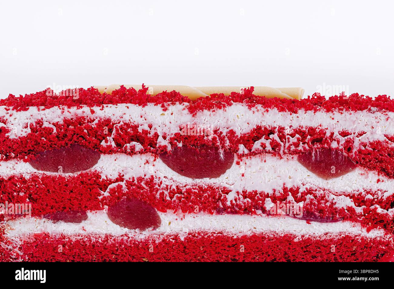 Cibo, torta morbida di velluto rosso con ripieno cremoso e ciliegie, che presenta un delizioso dessert perfetto per le celebrazioni. I colori vivaci lo rendono Foto Stock