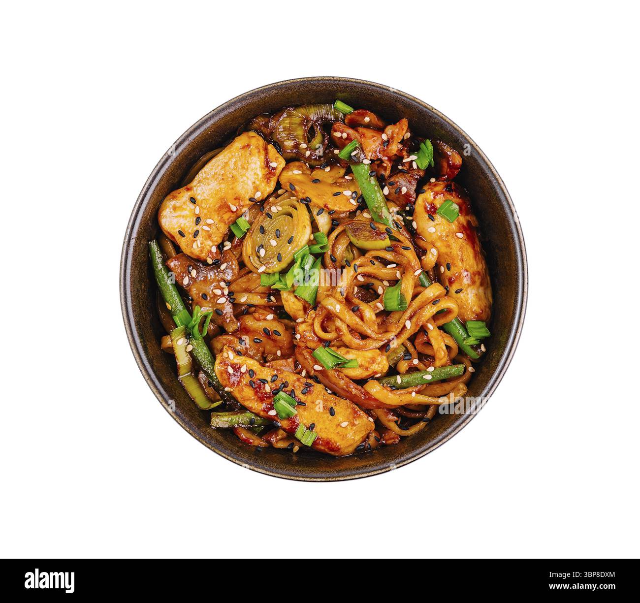 Cibo, vista dall'alto di una ciotola piena di saporiti spaghetti speziati di ispirazione asiatica Foto Stock