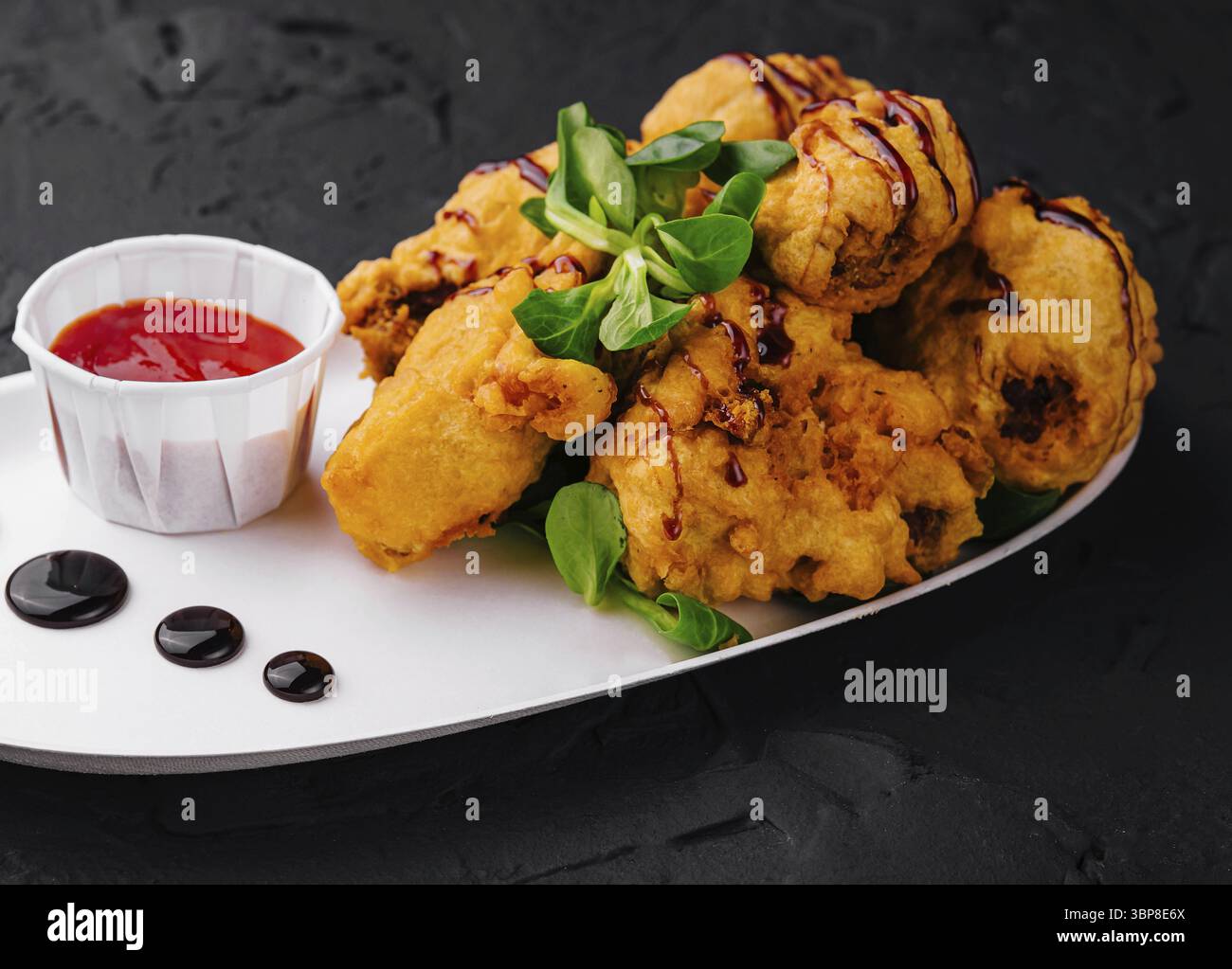 Cibo, tradizionale pesce fritto in pastella sul piatto Foto Stock
