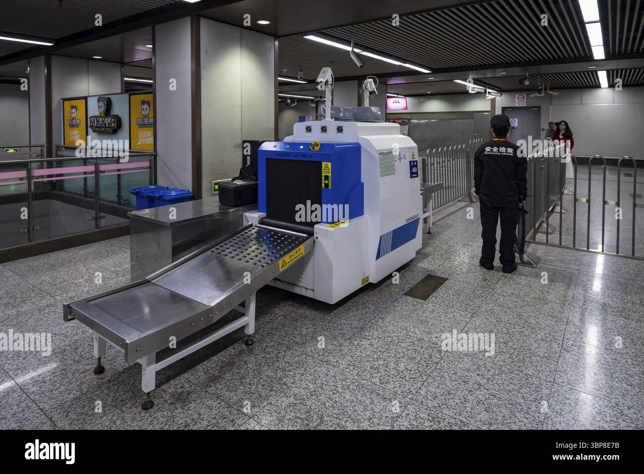 Macchine a raggi X, controllo di sicurezza, ferrovia sotterranea, metropolitana, Shanghai, Repubblica Popolare Cinese Foto Stock