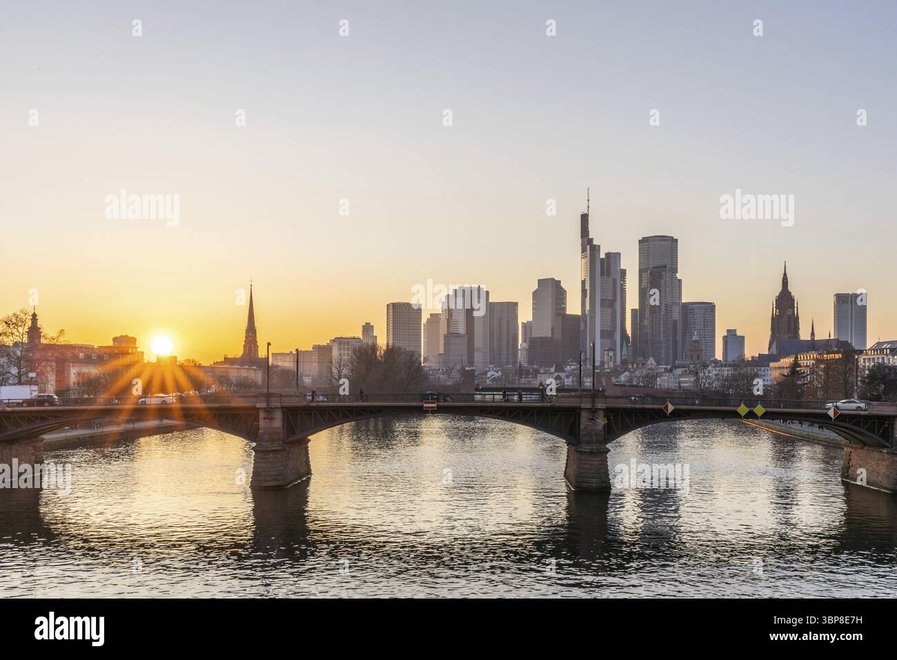 Vista sul fiume meno con uno skyline moderno sullo sfondo la sera, al tramonto. Splendida panoramica della città e dei suoi dintorni a fra Foto Stock